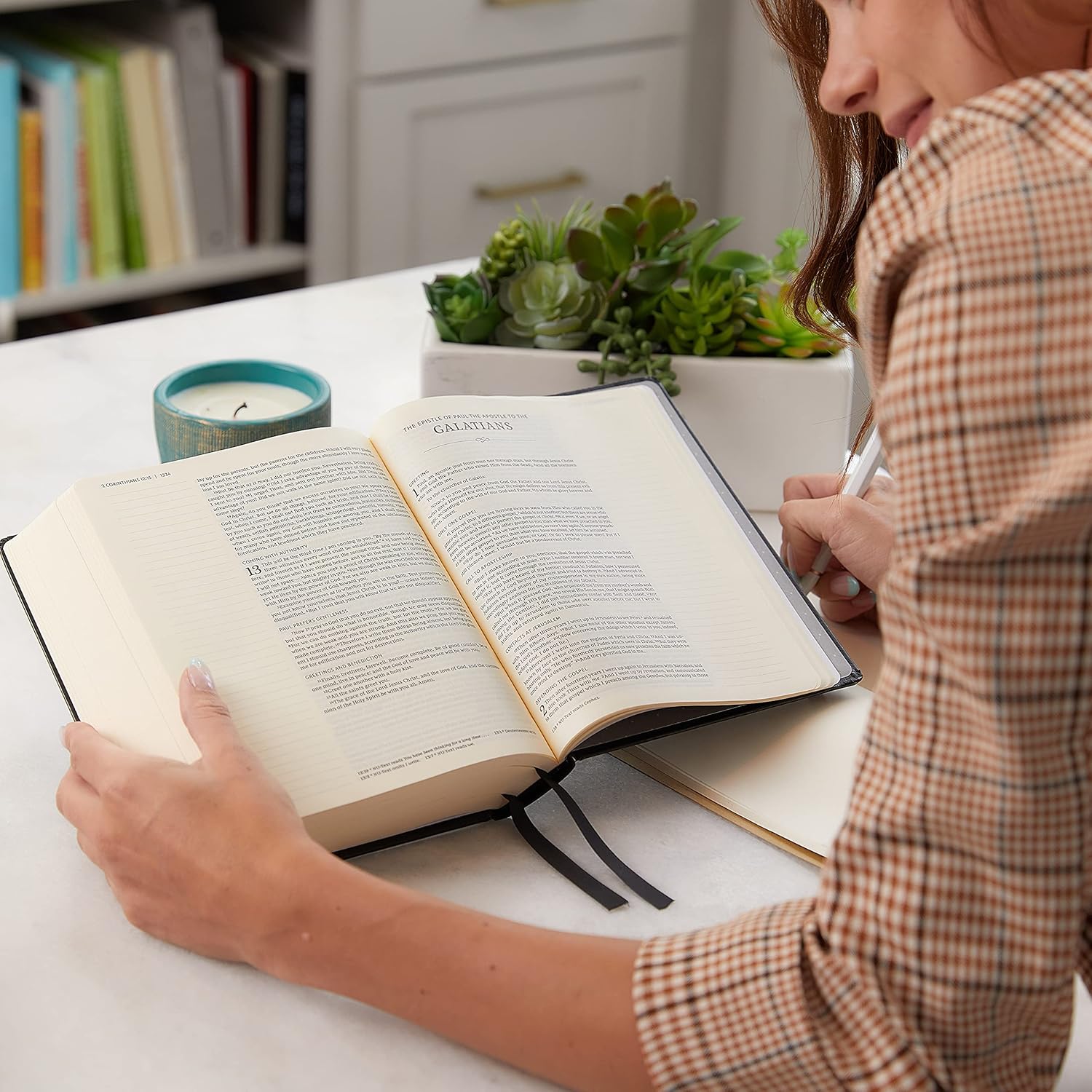 NKJV, Journal the Word Bible, Cloth over Board, Gray Floral, Red Letter, Comfort Print: Reflect, Journal, or Create Art Next to Your Favorite Verses