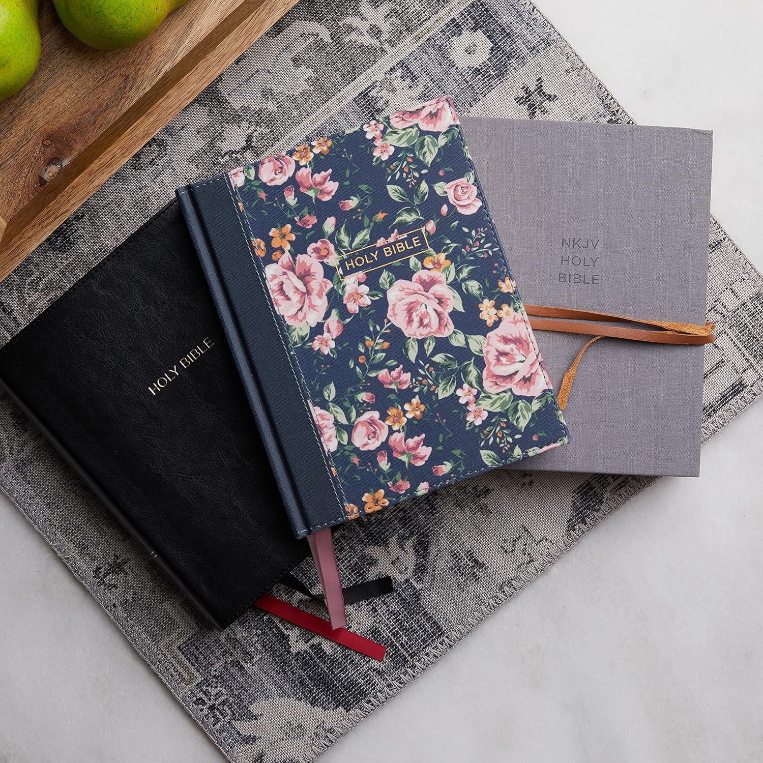NKJV, Journal the Word Bible, Cloth over Board, Gray Floral, Red Letter, Comfort Print: Reflect, Journal, or Create Art Next to Your Favorite Verses